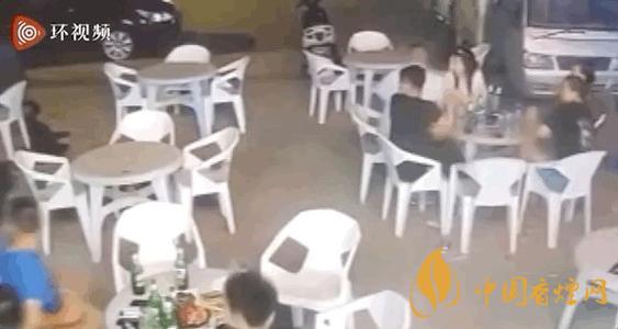 警方通報小車沖過夜市撞飛數(shù)人 這一幕太驚險了!