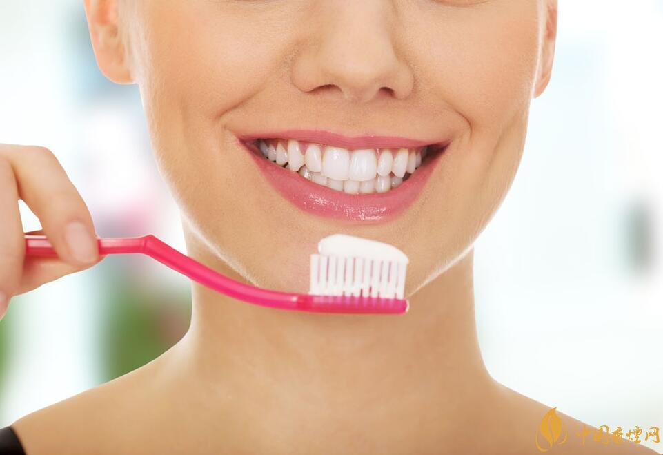 抽煙牙齒黃怎么變白，快速去除煙漬小妙招