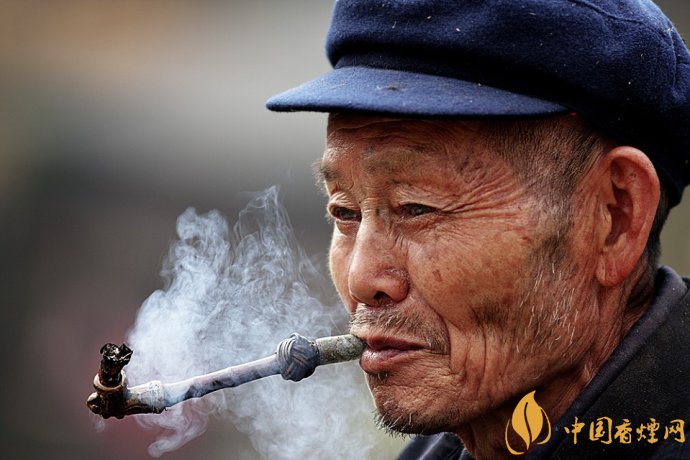 旱煙和煙卷哪個危害大，旱煙袋很有講究