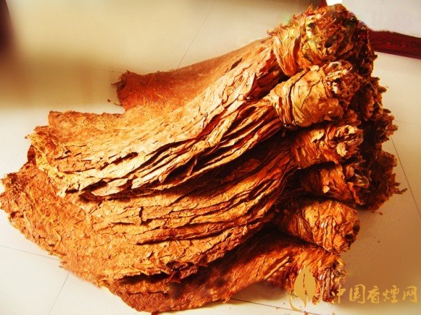 旱煙和煙卷哪個危害大，旱煙袋很有講究